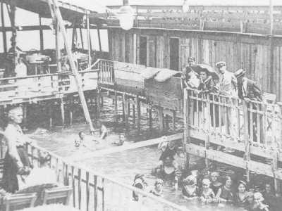 ...si racconta che in occasione di un viaggio d�affari in Francia egli rimase affascinato dalle baracche di legno sul mare che permettevano un facile ingresso in acqua. Cos� una volta rientrato a Torre Pelosa decise di costruirne una uguale, battezzandola �Piccola Nizza�